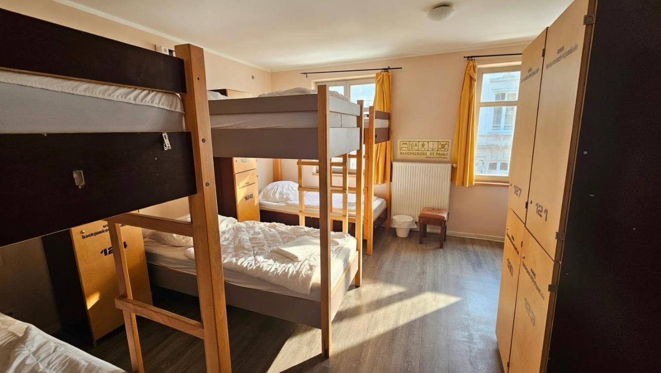 Bett im 8-Bett-Schlafsaal
